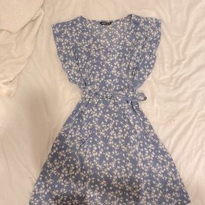 i’m selling this cute floral dress